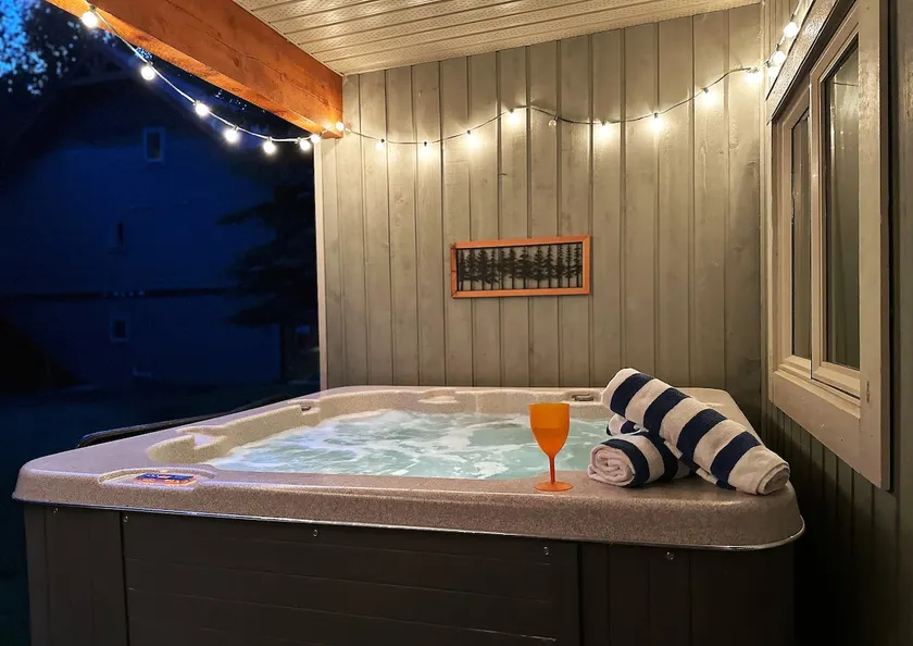 Willow Vistas #6 is a cozy 2-bedroom, 2-bath ski-in/ski-out condo at Kimberley Alpine Resort, sleeping up to 6 guests. - Image 1