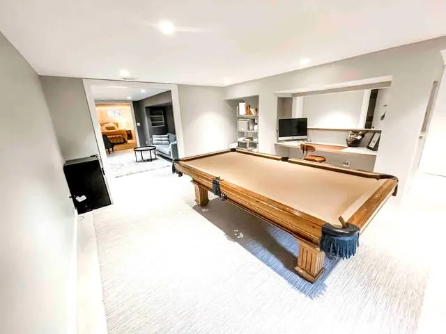 Spacious Studio with Pool Table - Image 1