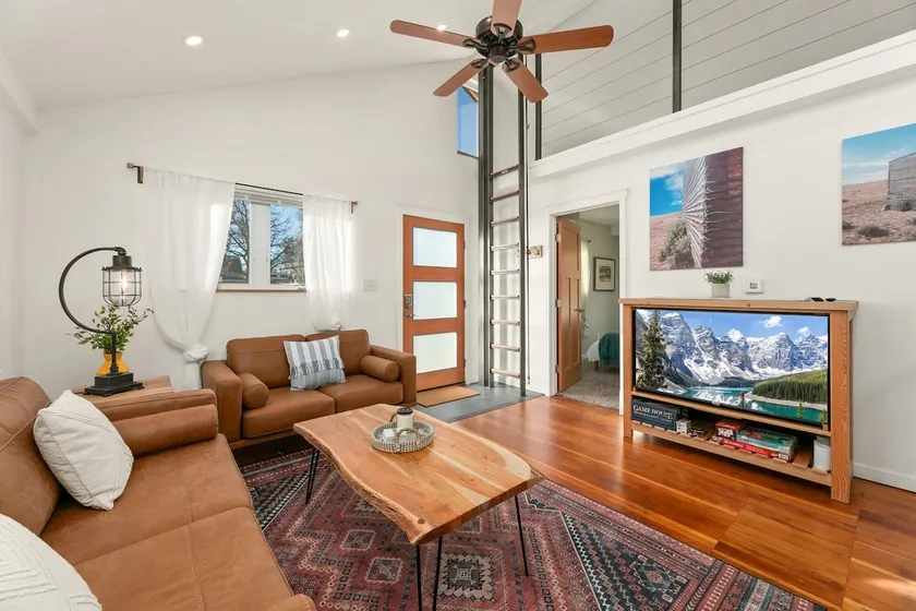 Vibrant Downtown Bungalow - Walk Everywhere! - Image 1