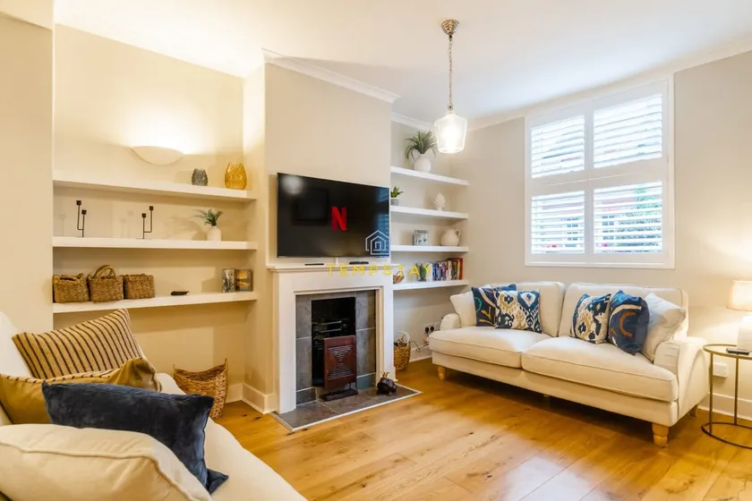 STYLISH 3 BED COTTAGE, WALK 2 ALL SIGHTS & HIGH ST - By Tempstay - Image 1