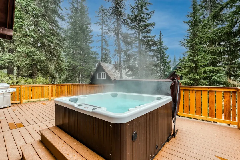 Dog-Friendly 3-Story Home & Loft with Deck Private Hot Tub Gas Grill Pool Table - Image 1