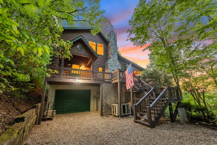 Pet Friendly | Hot Tub | Family Fun Chalet w Views - Image 1