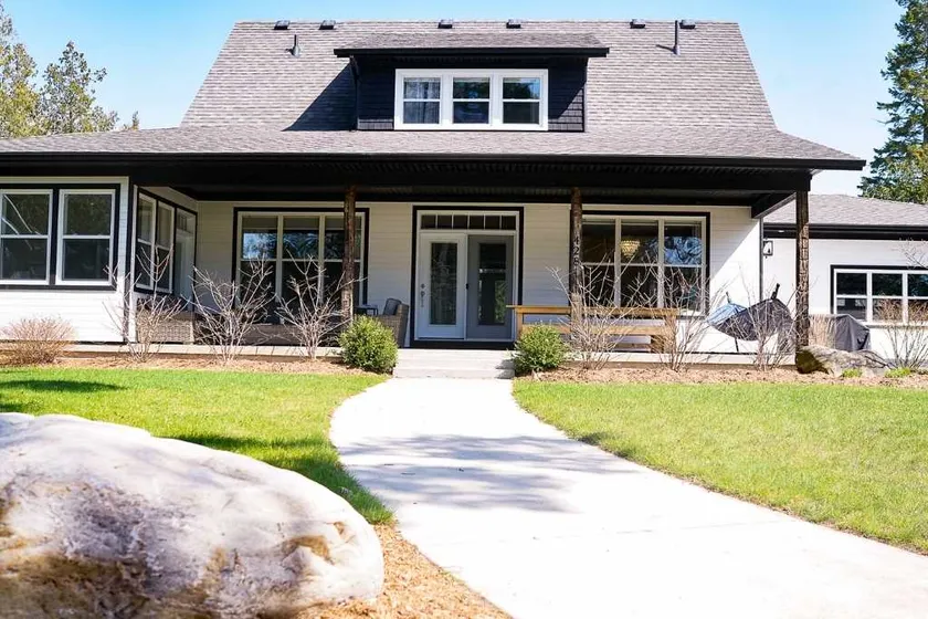 Stunning Modern Family Comfort Cottage Steps Away from Beach - Image 1