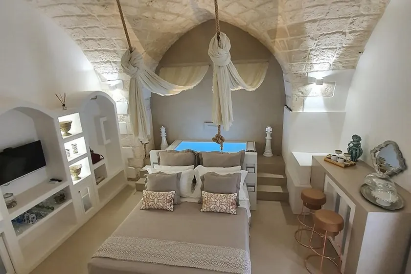 Eurydice Suite with Infinity Jacuzzi - Image 1