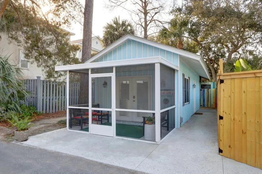 EZBreezy 1 bedroom home located on St. Simons popular East Beach - Image 1