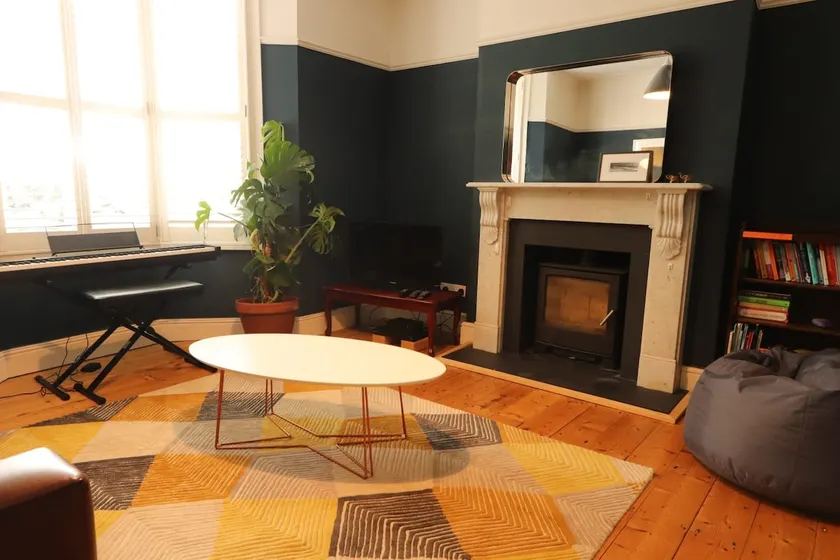 Bright Two Bedroom House with Parking and Garden - Image 1