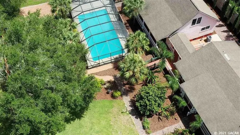 University House - 8 Bedrooms Walk to UF / Stadium - Image 1