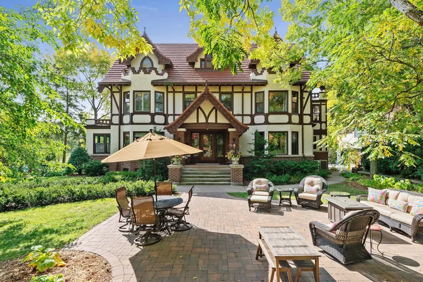Luxury 6600 sq.ft Stunning Home/Sleeps 10+ - Image 1