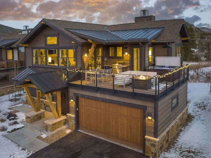 Modern Elegance, Stunning Mountain Views, Hot Tub, Fire Pit, Walk to River! - Image 1