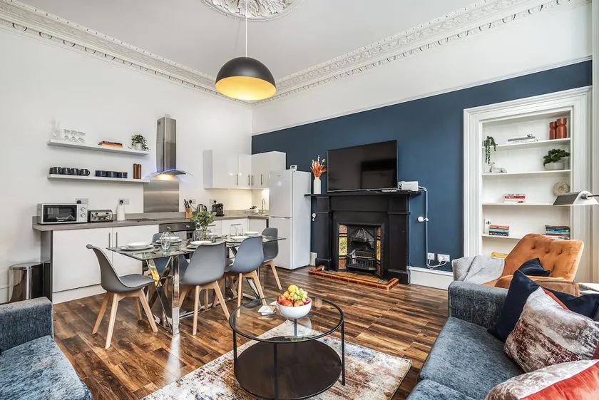 Renfrew Residence Central Glasgow 4-Bed Flat - Image 1