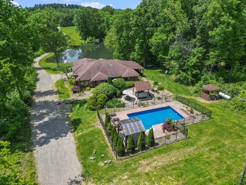 Deer Ridge Lodge | Hocking Hills, Sleeps 26, Pool - Image 1