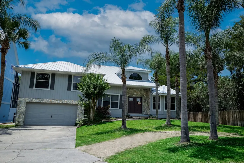 Luxury Waterfront Retreat in Crystal River - Image 1