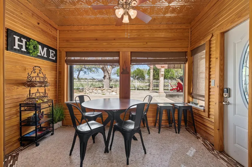 Hill Country Cabin with hot tub and dog friendly - Image 1