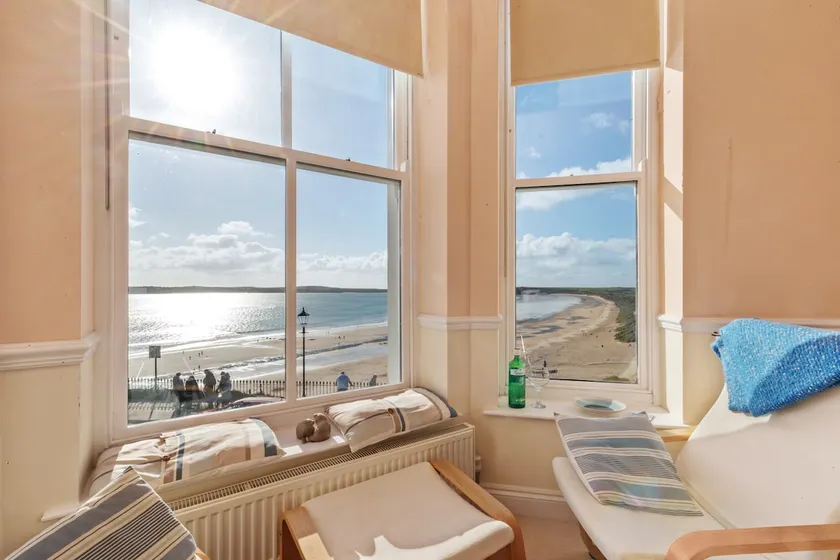 7 South Beach Court - Sea Front Apartment with Spectacular Sea Views - Image 1