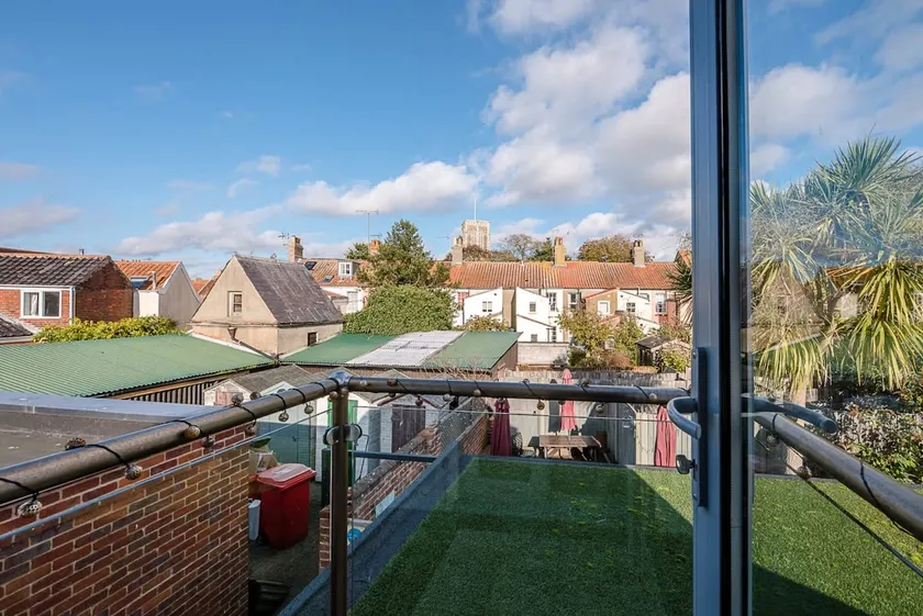 Papillon, Southwold - A Modern Flat with Balcony - Image 1
