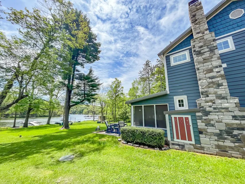 Iconic Lakefront Cottage with Hot Tub and Dock Pet friendly - Image 1