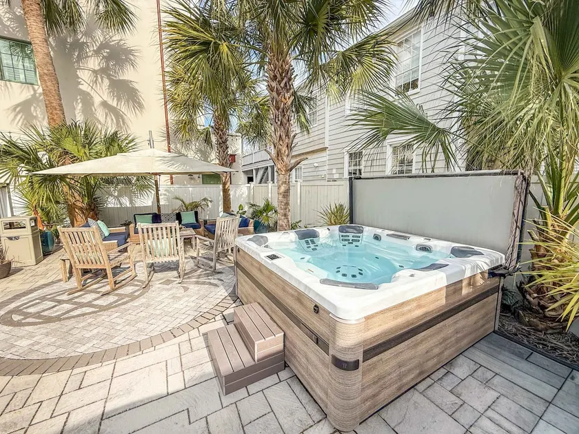 Charming Secluded Courtyard - 1 BLOCK TO KING - Image 1