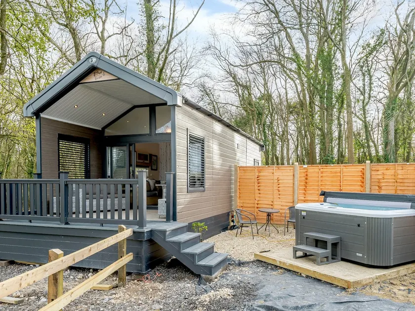 Woodpecker Lodge-UKC5156 - Image 1