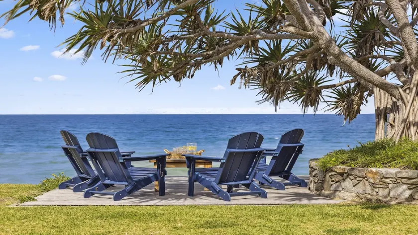 Hampton on the Beach - Stunning Beach Front, Sleeps 8 - Image 1