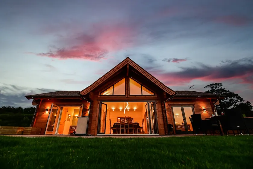 Cuddfan Lodge on a Beautiful Lake - Image 1