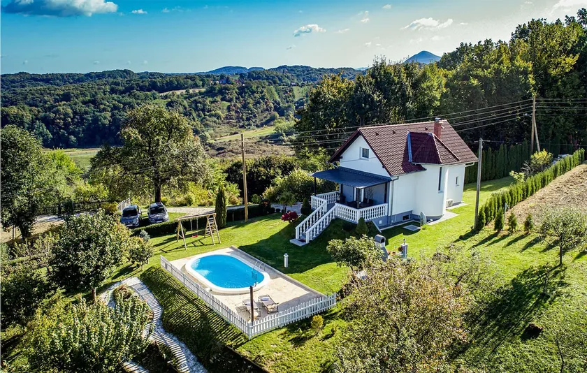 Amazing Home With Swiming Pool - Image 1