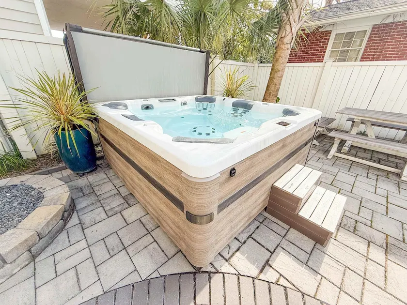 Hidden Outdoor Oasis - 1 BLOCK TO KING - Image 1