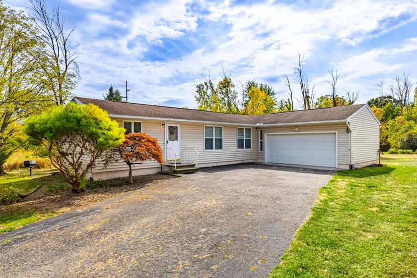 Sunny Home in Private Setting - Image 1