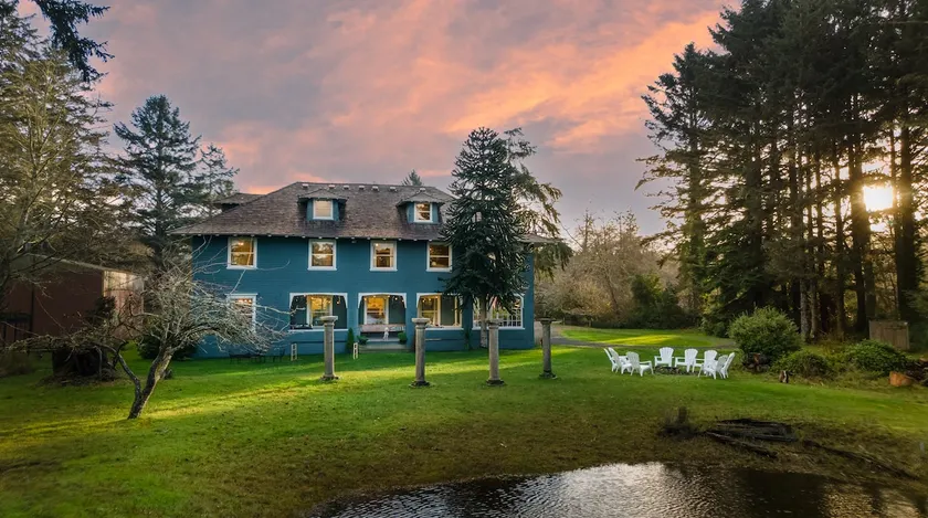 Beach Mansion Escape: 6BR, Hot Tub, Dining 14+ - Image 1