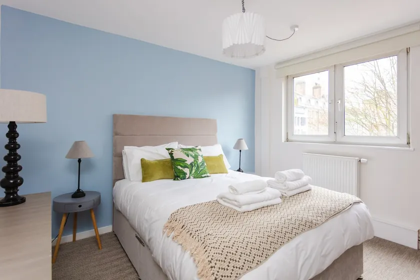 Spacious Central 3 Bedroom Apartment in Old Street - Image 1