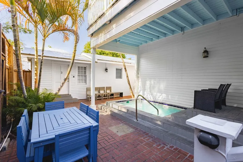 Bananas Foster Guesthouse - Image 1