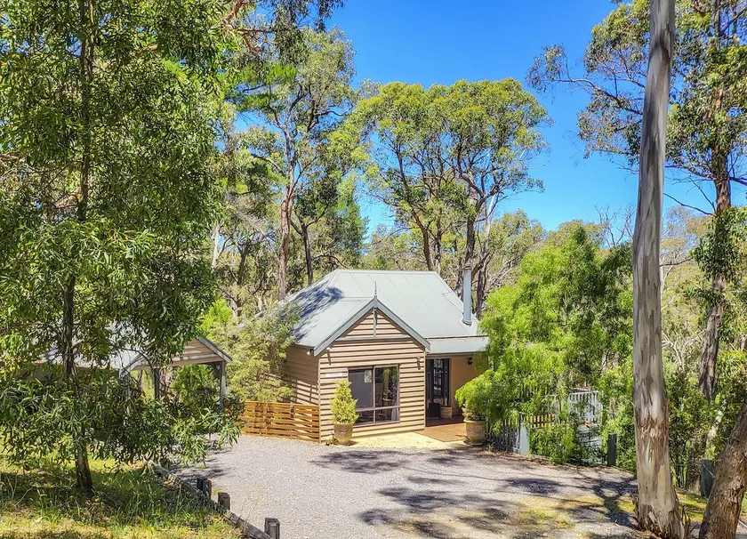 Tarilta Cottage · fireplace, spa bath, forest view - Image 1