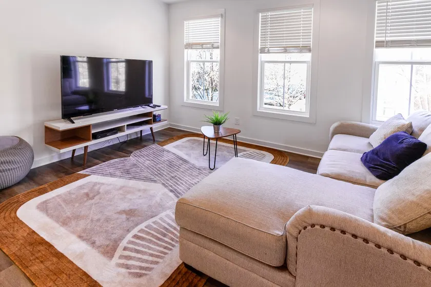 Clean Townhouse Near Uptown + CITY View KING Bed - Image 1