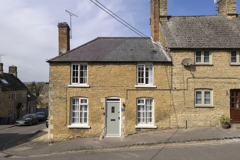 Two bedroom dog friendly holiday cottage in the Cotswolds with a hot tub - Garden Cottage - Image 1