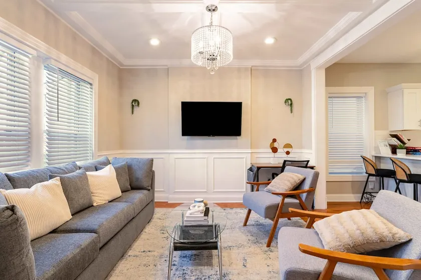 3BR Modern Condo near Wrigley/Dwtn +Free Parking - Image 1
