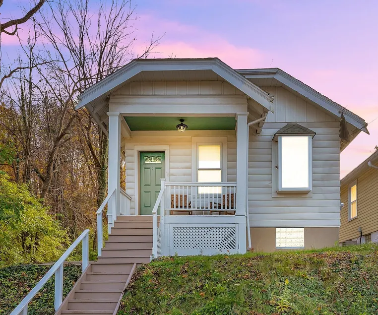 Cozy Cottage in the Heart of Hyde Park home - Image 1