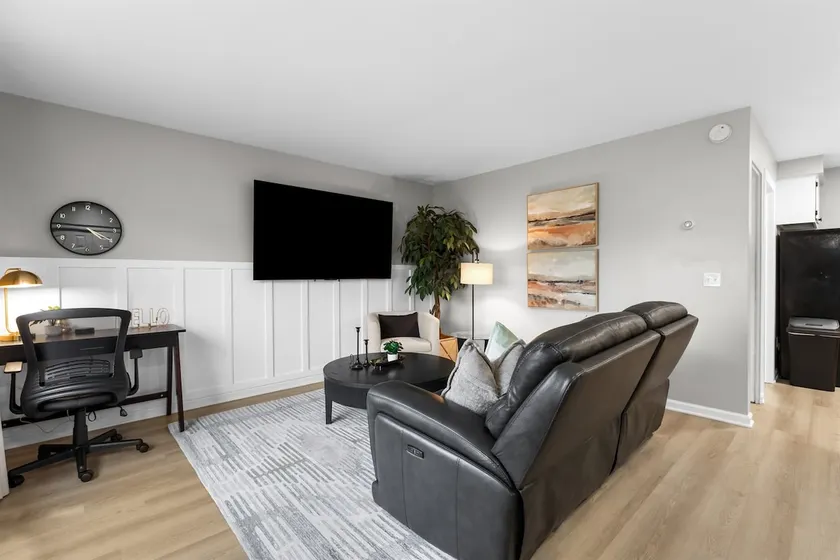 Cozy 1BR by Downtown Mt.Clemens | Hollywood Suites - Image 1