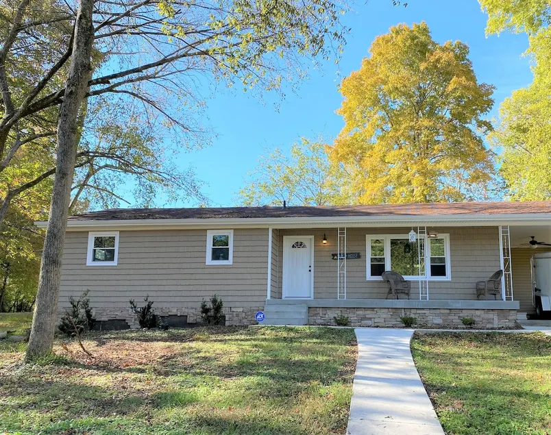 Near the lake, fenced yard, sunny, clean home - Image 1