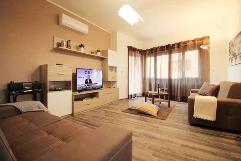 Eur Bright Spacious Terraced Apartment with private parking only for Small Cars - Image 1