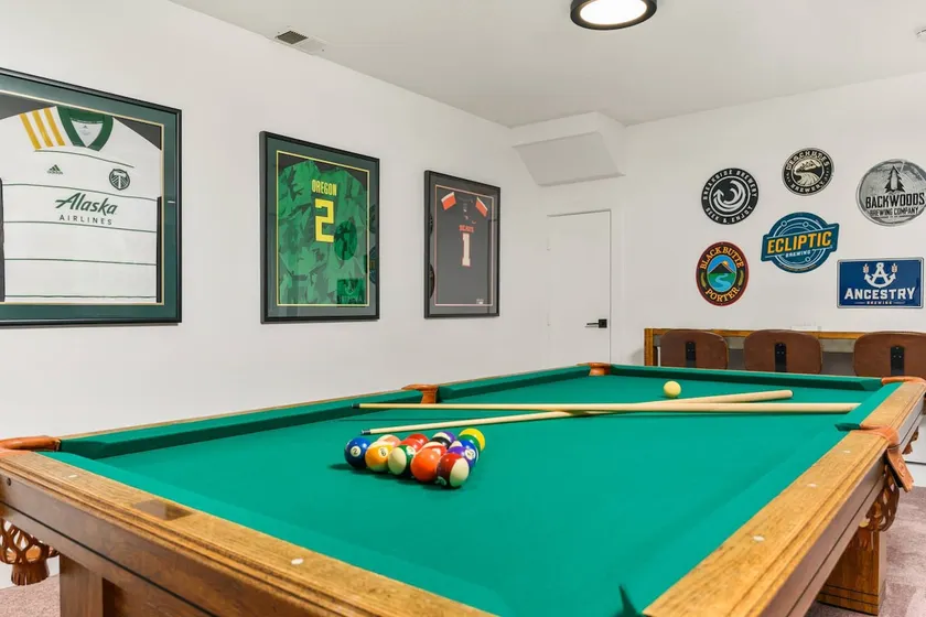 Captivating and Charming Retreat, Game Rooms, Pool Table, Foosball, 20 Min to Portland - Image 1