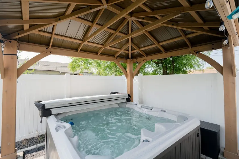 Updated Family Friendly Hillyard Gem NEW HOT TUB! - Image 1
