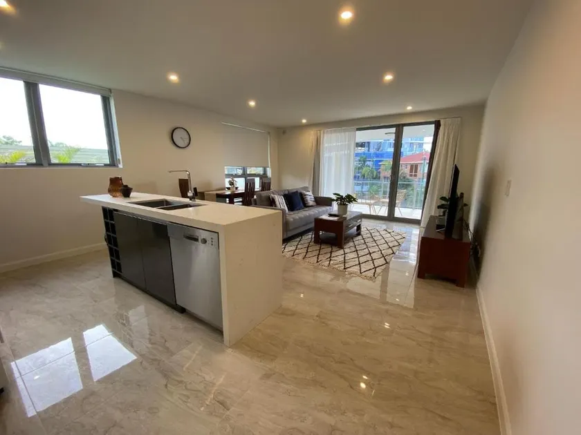 Brand New 2 BR Apt in Surfers for 6 People - Image 1