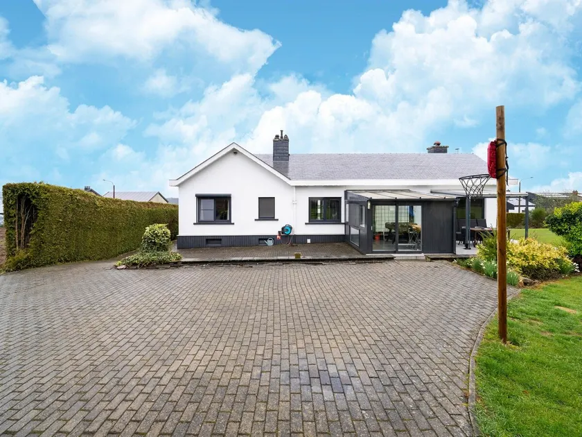 Holiday home in Lierneux with bubble bath - Image 1