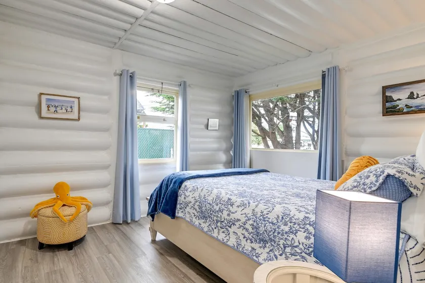 Unique Dog-Friendly Log Cabin: Short Walk to Ocean - Image 1