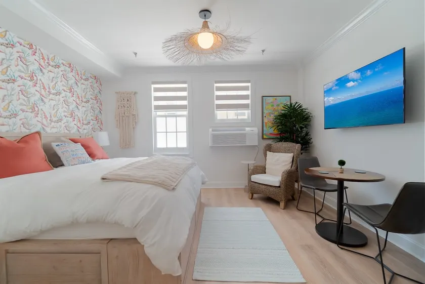 Coral Reef King Retro King Suite - near Beach - Image 1