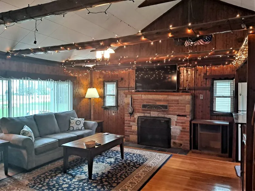 Rustic Retreat Cottage sleeps 6 with a lake view! - Image 1