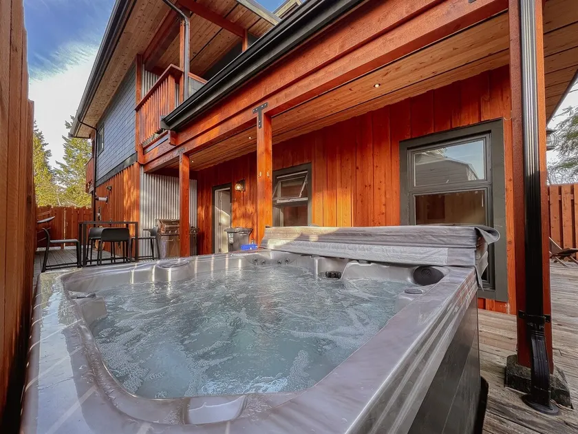 Tofino Escape-Hot Tub, in Town , Marina, Pet, BBQ - Image 1