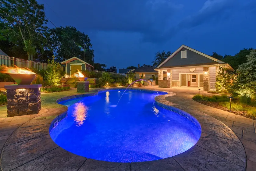 Luxury Oasis Heated Pool, Hot Tub, BBQ - Image 1