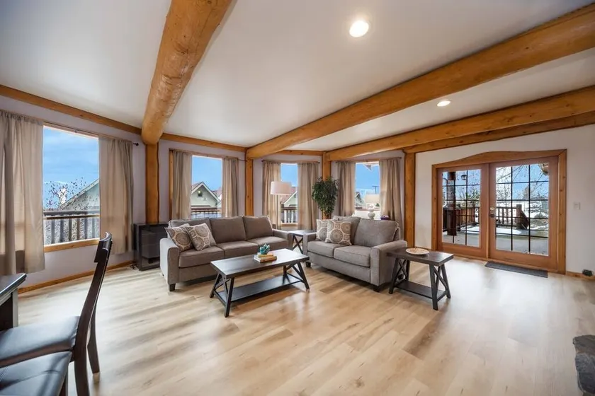 Stunning 5 Bedroom Chalet at Swan Lake - Image 1