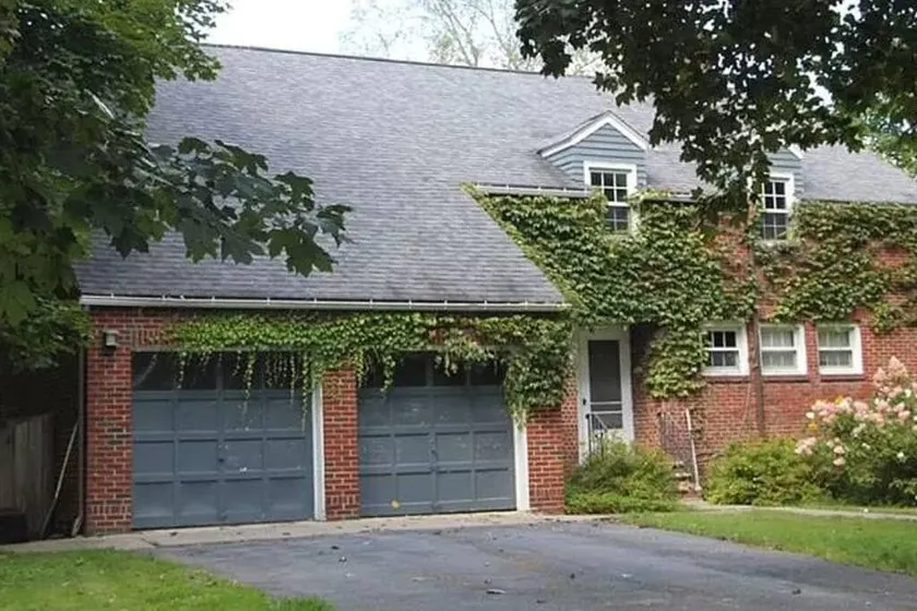 Spacious Backyard Bordering Golf Course - Charming Oasis - Image 1