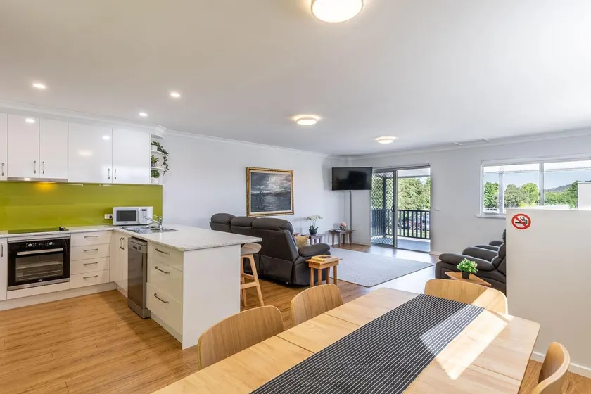 Central Chic- Beautifully appointed townhouse - Image 1